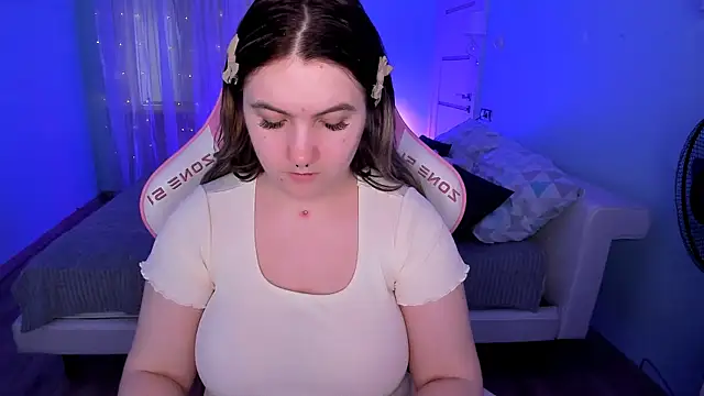 Snapshot of lovelyy_julia chatting on 02/24/26, 08:15 lovelyy julia online show from 02/24/26, 08:15