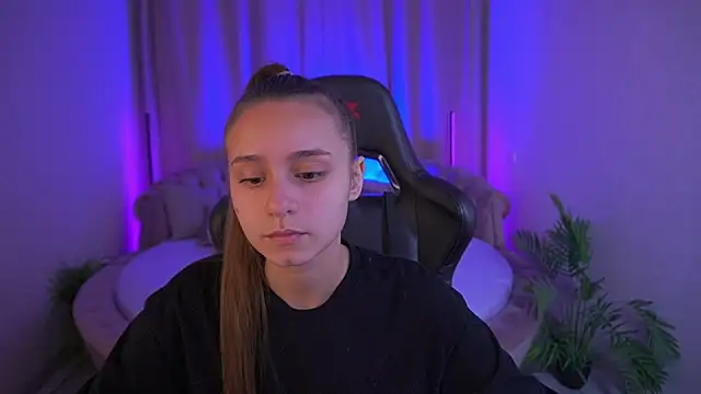 TinyNatalie online show from 11/24/25, 07:08