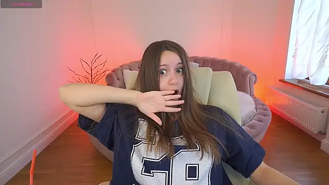 TinyNatalie online show from 04/11/26, 07:45