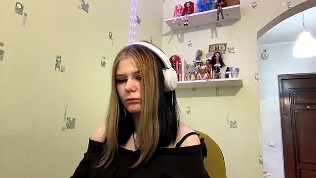 TraceeSchutt online show from 12/21/25, 01:13