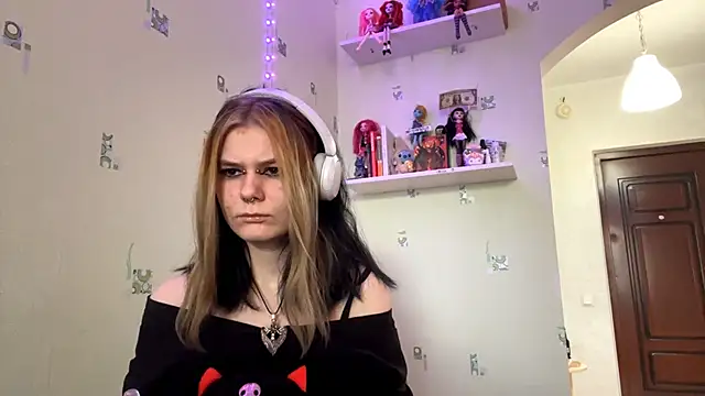 TraceeSchutt online show from 12/22/25, 01:11