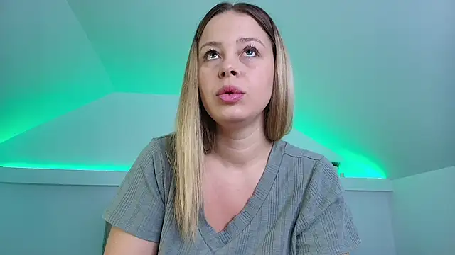 Snapshot of KateAllyaa chatting on 12/14/25, 02:51 KateAllyaa online show from 12/14/25, 02:51