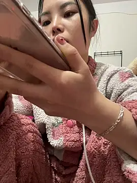 Snapshot of Hong8999 chatting on 12/19/25, 04:38 Hong8999 online show from 12/19/25, 04:38