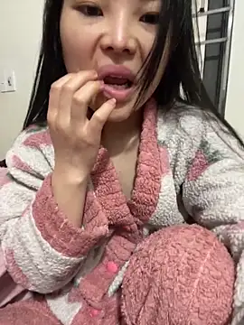 Snapshot of Hong8999 chatting on 12/18/25, 06:18 Hong8999 online show from 12/18/25, 06:18