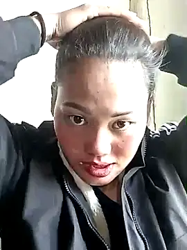 Snapshot of lynae-0 chatting on 11/23/25, 04:44 lynae-0 online show from 11/23/25, 04:44