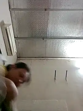 Snapshot of lynae-0 chatting on 11/28/25, 08:31 lynae-0 online show from 11/28/25, 08:31