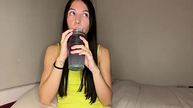 Snapshot of heyitsmia chatting on 12/04/25, 12:53 heyitsmia online show from 12/04/25, 12:53