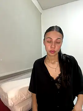 Snapshot of heyitsmia chatting on 11/25/25, 12:44 heyitsmia online show from 11/25/25, 12:44