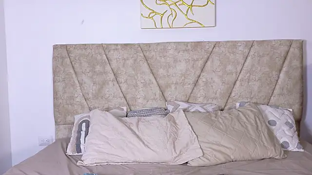 MiaBlumm  online show from 12/02/25, 11:45