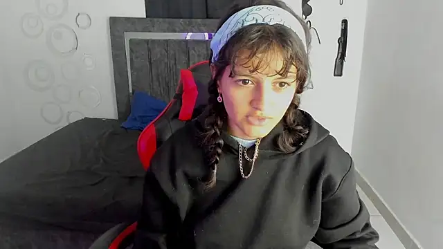 Mia and Kenai online show from 12/01/25, 12:28