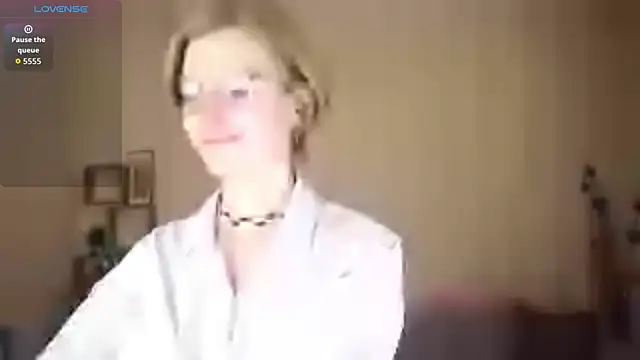 ToyaPletz online show from 04/10/26, 07:10