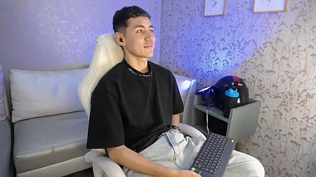 LoganFoster  online show from 12/15/25, 11:31