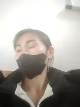 Snapshot of meganmeo chatting on 11/23/25, 02:43 meganmeo online show from 11/23/25, 02:43