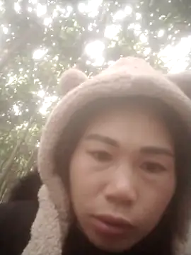 Snapshot of meganmeo chatting on 12/05/25, 12:21 meganmeo online show from 12/05/25, 12:21