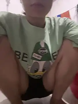 Snapshot of meganmeo chatting on 05/18/26, 04:23 meganmeo online show from 05/18/26, 04:23