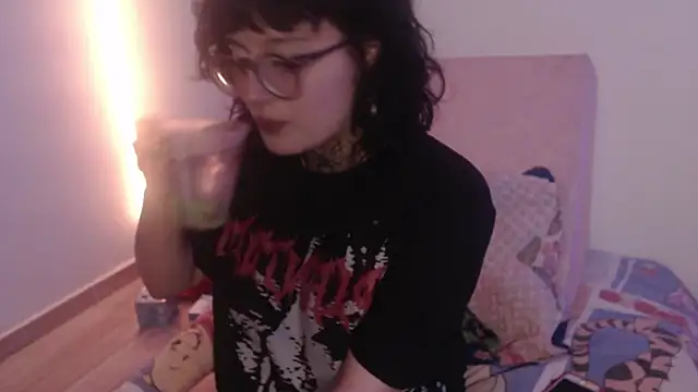 Snapshot of LittleStar666 chatting on 12/18/25, 12:05 LittleStar666 online show from 12/18/25, 12:05