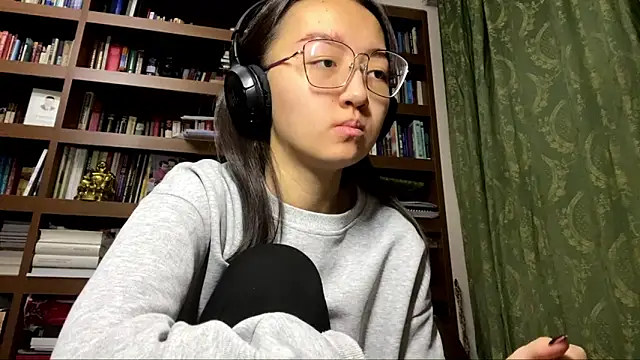 Snapshot of LinaClous chatting on 01/11/26, 04:03 LinaClous online show from 01/11/26, 04:03