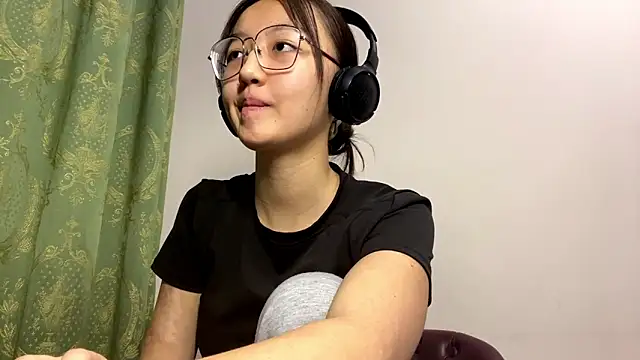 LinaClous online show from 12/14/25, 01:28