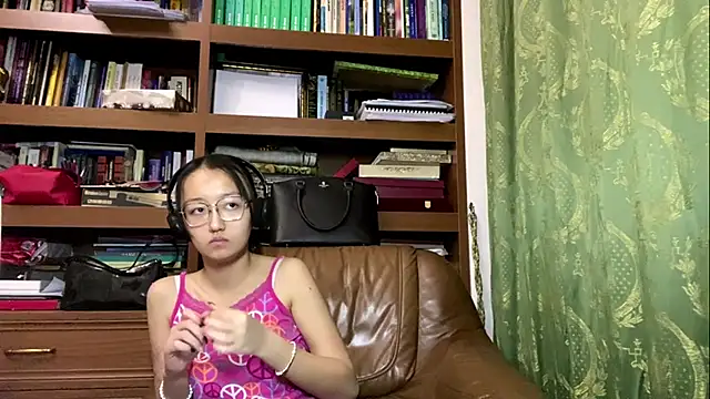 Snapshot of LinaClous chatting on 01/08/26, 04:13 LinaClous online show from 01/08/26, 04:13