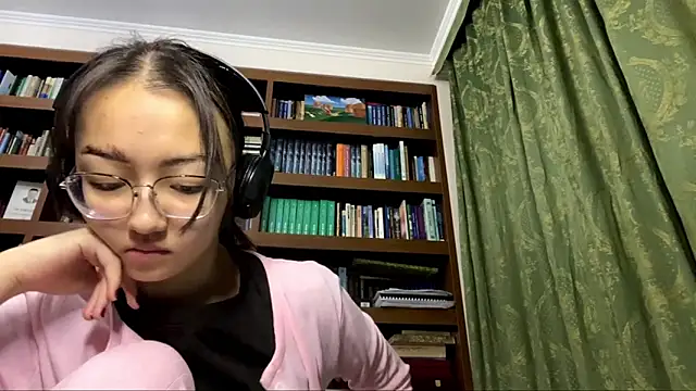 Snapshot of LinaClous chatting on 01/14/26, 03:15 LinaClous online show from 01/14/26, 03:15