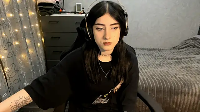 Meowluly online show from 12/17/25, 08:47