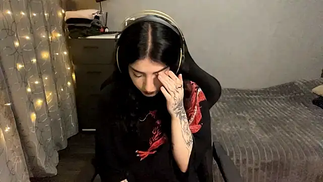 Meowluly online show from 12/15/25, 09:42