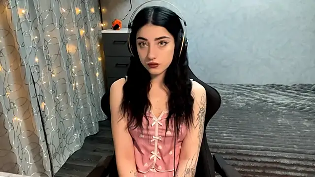 Meowluly online show from 12/04/25, 09:47