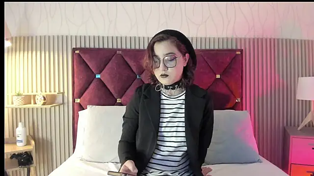 Kiri Velvet online show from 04/13/26, 08:02