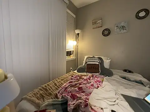 renesmaelily222 online show from 02/25/26, 04:12