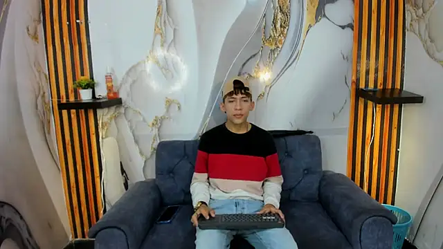 Snapshot of Alex_LatinBoy18 chatting on 11/26/25, 07:58 Alex LatinBoy18 online show from 11/26/25, 07:58