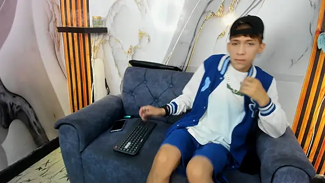 Snapshot of Alex_LatinBoy18 chatting on 11/25/25, 08:31 Alex LatinBoy18 online show from 11/25/25, 08:31