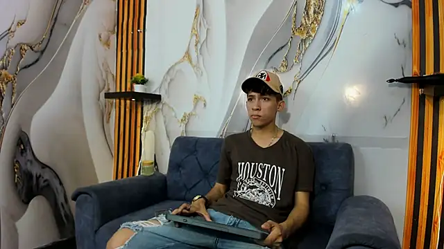 Snapshot of Alex_LatinBoy18 chatting on 11/24/25, 08:53 Alex LatinBoy18 online show from 11/24/25, 08:53