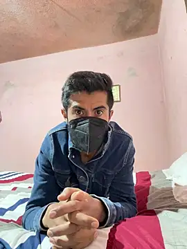 Snapshot of maxitravieso chatting on 11/24/25, 05:02 maxitravieso online show from 11/24/25, 05:02