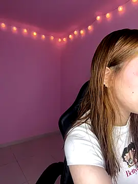 Snapshot of Davne_ chatting on 12/20/25, 10:34 Davne online show from 12/20/25, 10:34