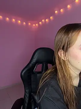 Snapshot of Davne_ chatting on 12/22/25, 10:32 Davne online show from 12/22/25, 10:32