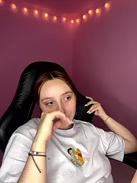 Snapshot of Davne_ chatting on 12/17/25, 10:42 Davne online show from 12/17/25, 10:42