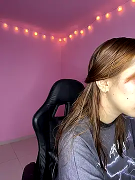 Snapshot of Davne_ chatting on 12/15/25, 09:20 Davne online show from 12/15/25, 09:20