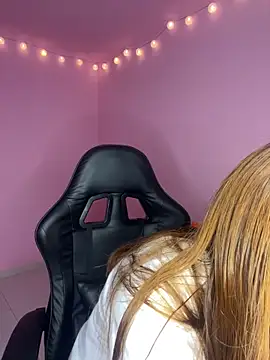 Snapshot of Davne_ chatting on 12/16/25, 10:36 Davne online show from 12/16/25, 10:36