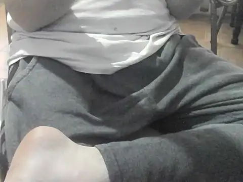 Snapshot of OreCam chatting on 12/21/25, 12:29 OreCam online show from 12/21/25, 12:29