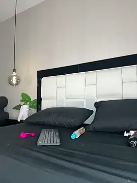 Celeste Valencia  online show from 05/12/26, 04:42
