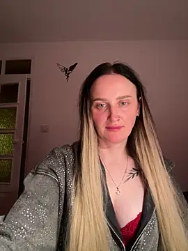 Snapshot of TomilaSi chatting on 12/20/25, 08:55 TomilaSi online show from 12/20/25, 08:55