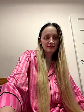 Snapshot of TomilaSi chatting on 12/14/25, 09:09 TomilaSi online show from 12/14/25, 09:09