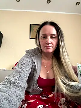 Snapshot of TomilaSi chatting on 12/14/25, 08:53 TomilaSi online show from 12/14/25, 08:53