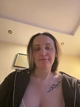 Snapshot of TomilaSi chatting on 01/06/26, 04:00 TomilaSi online show from 01/06/26, 04:00