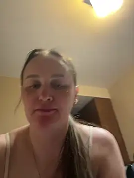 Snapshot of TomilaSi chatting on 04/11/26, 10:57 TomilaSi online show from 04/11/26, 10:57