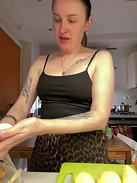 Snapshot of TomilaSi chatting on 04/09/26, 09:21 TomilaSi online show from 04/09/26, 09:21