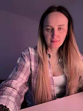 Snapshot of TomilaSi chatting on 12/21/25, 09:26 TomilaSi online show from 12/21/25, 09:26