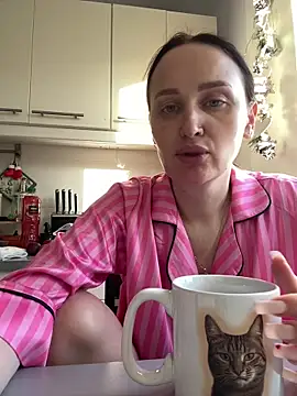 Snapshot of TomilaSi chatting on 12/18/25, 11:25 TomilaSi online show from 12/18/25, 11:25