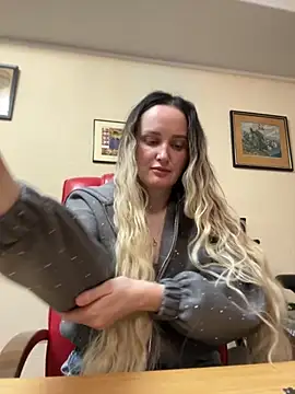 Snapshot of TomilaSi chatting on 11/26/25, 06:19 TomilaSi online show from 11/26/25, 06:19