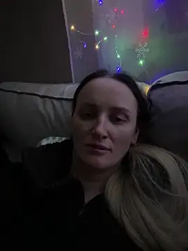 Snapshot of TomilaSi chatting on 12/17/25, 02:38 TomilaSi online show from 12/17/25, 02:38